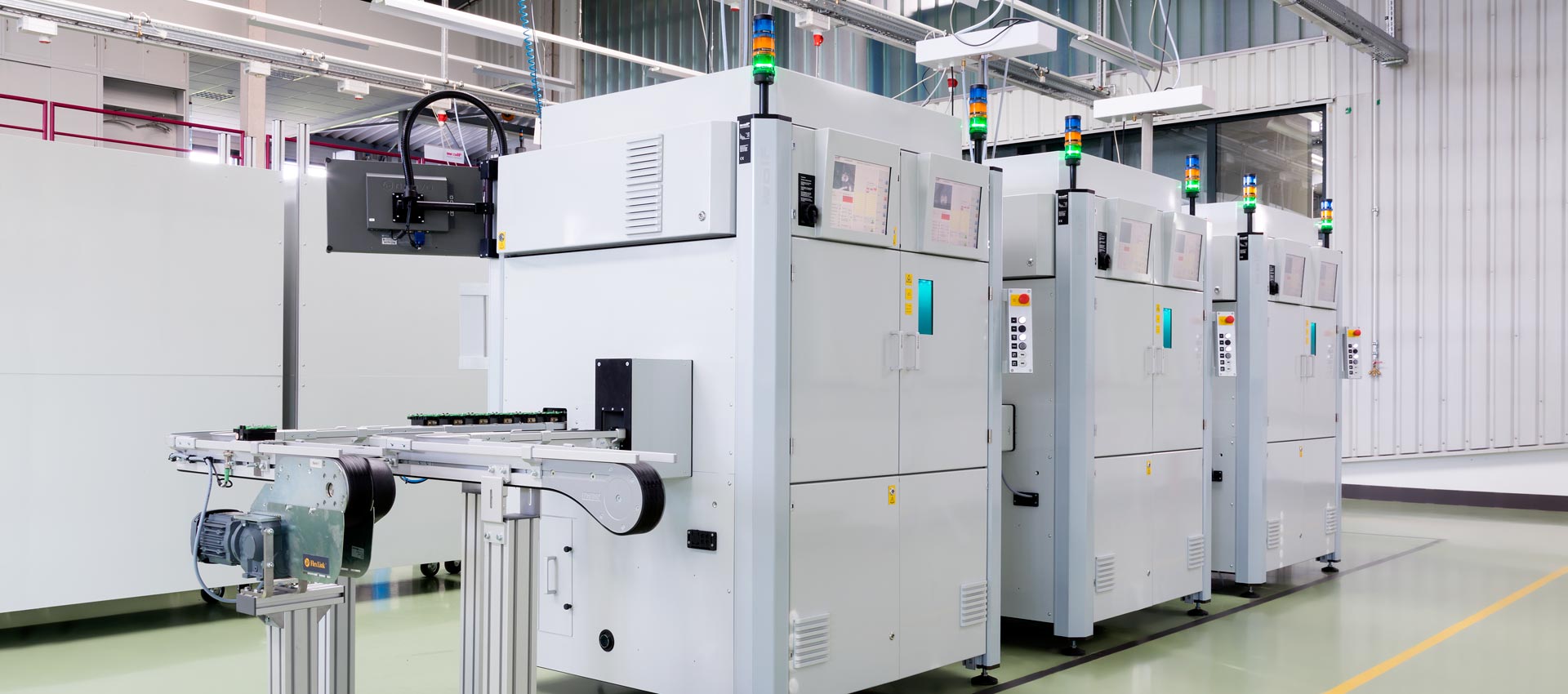Automatic laser soldering line for electronic modules with 6 laser soldering robots. Parallel processing with workpiece carrier discharge. Cycle time < 5 seconds.